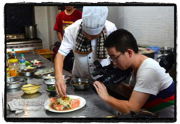 此次攝制組通過拍攝婺源代表名菜糊豆腐、粉蒸肉、荷包紅魚、賽鵝頸及地方小吃清明果、灰汁果、糯米子糕等來詮釋婺源美食經(jīng)典，展示婺源食文化，打造獨屬婺源的美食符號。