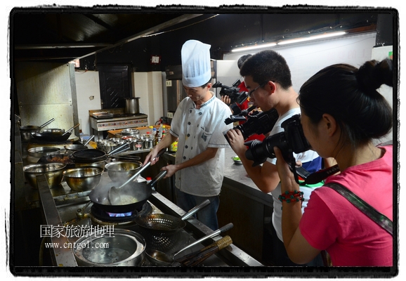 此次攝制組通過拍攝婺源代表名菜糊豆腐、粉蒸肉、荷包紅魚、賽鵝頸及地方小吃清明果、灰汁果、糯米子糕等來詮釋婺源美食經(jīng)典，展示婺源食文化，打造獨屬婺源的美食符號。