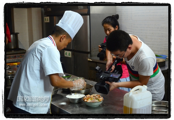此次攝制組通過拍攝婺源代表名菜糊豆腐、粉蒸肉、荷包紅魚、賽鵝頸及地方小吃清明果、灰汁果、糯米子糕等來詮釋婺源美食經(jīng)典，展示婺源食文化，打造獨屬婺源的美食符號。