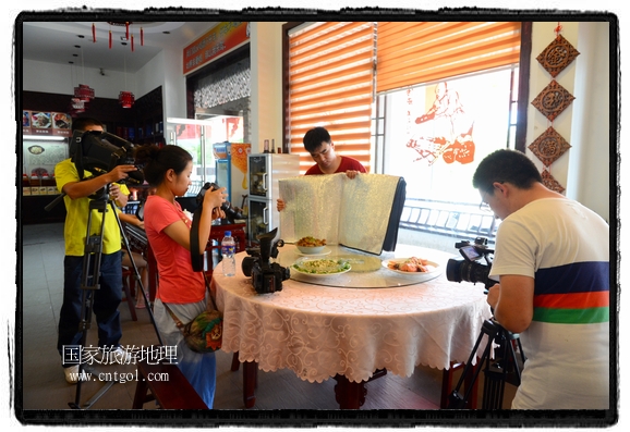 此次攝制組通過拍攝婺源代表名菜糊豆腐、粉蒸肉、荷包紅魚、賽鵝頸及地方小吃清明果、灰汁果、糯米子糕等來詮釋婺源美食經(jīng)典，展示婺源食文化，打造獨屬婺源的美食符號。