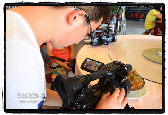 此次攝制組通過拍攝婺源代表名菜糊豆腐、粉蒸肉、荷包紅魚、賽鵝頸及地方小吃清明果、灰汁果、糯米子糕等來詮釋婺源美食經(jīng)典，展示婺源食文化，打造獨屬婺源的美食符號。