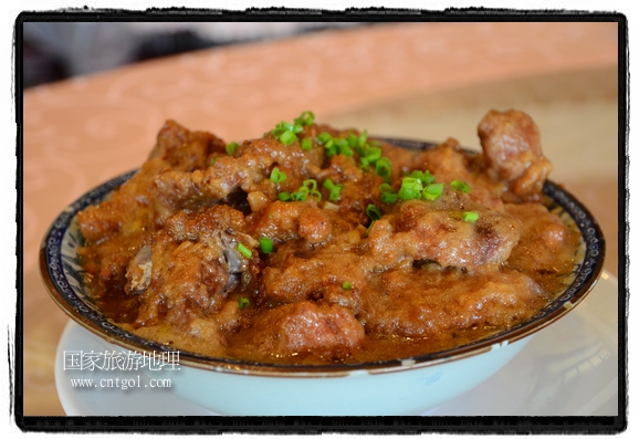 此次攝制組通過拍攝婺源代表名菜糊豆腐、粉蒸肉、荷包紅魚、賽鵝頸及地方小吃清明果、灰汁果、糯米子糕等來詮釋婺源美食經(jīng)典，展示婺源食文化，打造獨屬婺源的美食符號。