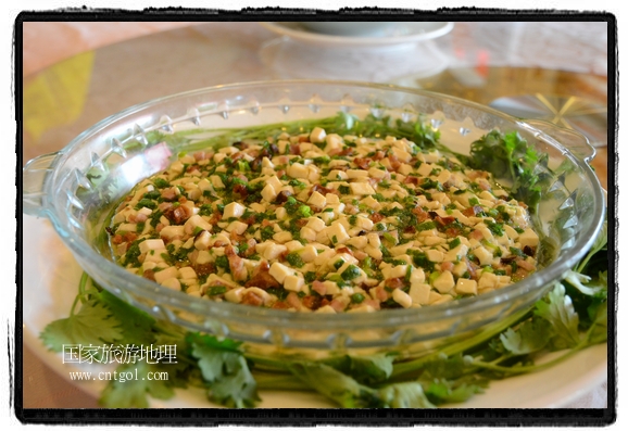 此次攝制組通過拍攝婺源代表名菜糊豆腐、粉蒸肉、荷包紅魚、賽鵝頸及地方小吃清明果、灰汁果、糯米子糕等來詮釋婺源美食經(jīng)典，展示婺源食文化，打造獨屬婺源的美食符號。