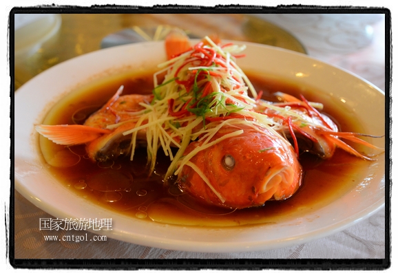 此次攝制組通過拍攝婺源代表名菜糊豆腐、粉蒸肉、荷包紅魚、賽鵝頸及地方小吃清明果、灰汁果、糯米子糕等來詮釋婺源美食經(jīng)典，展示婺源食文化，打造獨屬婺源的美食符號。