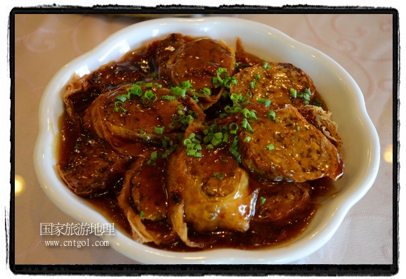 此次攝制組通過拍攝婺源代表名菜糊豆腐、粉蒸肉、荷包紅魚、賽鵝頸及地方小吃清明果、灰汁果、糯米子糕等來詮釋婺源美食經(jīng)典，展示婺源食文化，打造獨屬婺源的美食符號。