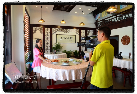 此次攝制組通過拍攝婺源代表名菜糊豆腐、粉蒸肉、荷包紅魚、賽鵝頸及地方小吃清明果、灰汁果、糯米子糕等來詮釋婺源美食經(jīng)典，展示婺源食文化，打造獨屬婺源的美食符號。