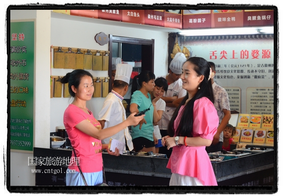 此次攝制組通過拍攝婺源代表名菜糊豆腐、粉蒸肉、荷包紅魚、賽鵝頸及地方小吃清明果、灰汁果、糯米子糕等來詮釋婺源美食經(jīng)典，展示婺源食文化，打造獨屬婺源的美食符號。