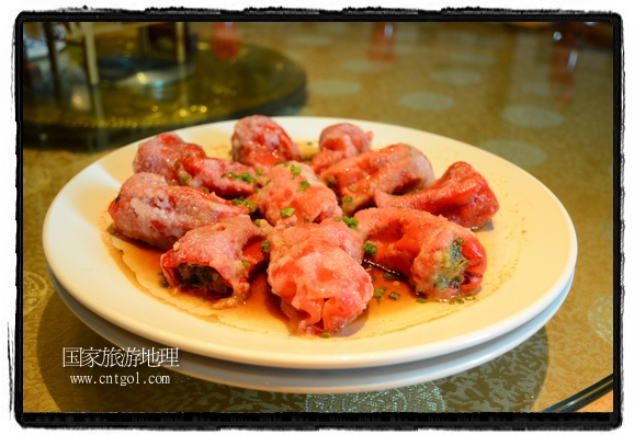 此次攝制組通過拍攝婺源代表名菜糊豆腐、粉蒸肉、荷包紅魚、賽鵝頸及地方小吃清明果、灰汁果、糯米子糕等來詮釋婺源美食經(jīng)典，展示婺源食文化，打造獨屬婺源的美食符號。