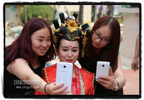 6月19日，端午節(jié)的前一天，甘肅平?jīng)鍪嗅轻紖^(qū)南山公園澳廈麗灣小區(qū)“邀請(qǐng)”唐朝被譽(yù)為四大美女之一的“楊貴妃”前來(lái)與市民見(jiàn)面，共度“端午佳節(jié)”。期間，“貴妃娘娘”由一名解說(shuō)人員做向?qū)?，與小區(qū)居民一同游玩、賞景、互敬酒水、合影留念，并現(xiàn)場(chǎng)贈(zèng)送大人小孩粽子、香包和糖果。