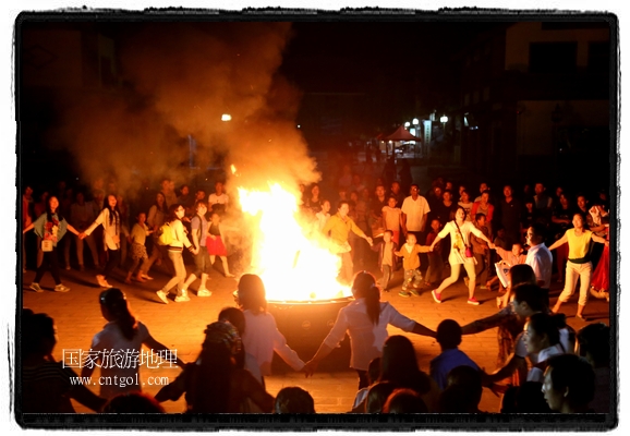 甘肅平?jīng)鍪嗅轻脊沛?zhèn)舉辦了篝火晚會，1000余名市民參與其中，大家載歌載舞，在歡快熱鬧的氣氛中為每一位父親送祝福。父親節(jié)（Father's Day），顧名思義是感恩父親的節(jié)日。約始于二十世紀初，起源于美國，現(xiàn)已廣泛流傳于世界各地，節(jié)日日期因地域而存在差異。