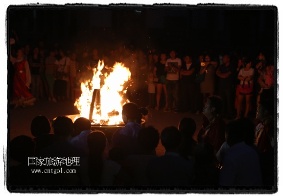 甘肅平?jīng)鍪嗅轻脊沛?zhèn)舉辦了篝火晚會，1000余名市民參與其中，大家載歌載舞，在歡快熱鬧的氣氛中為每一位父親送祝福。父親節(jié)（Father's Day），顧名思義是感恩父親的節(jié)日。約始于二十世紀初，起源于美國，現(xiàn)已廣泛流傳于世界各地，節(jié)日日期因地域而存在差異。