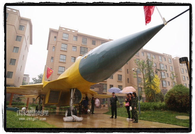 小區(qū)突然出現(xiàn)“飛機(jī)坦克”，其中殲15艦載戰(zhàn)斗機(jī)一架、99式主戰(zhàn)坦克一輛、武直-10武裝直升機(jī)一架，吸引了眾多市民雨中圍觀、合影。