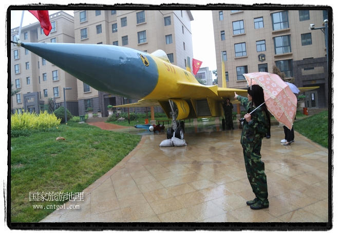 小區(qū)突然出現(xiàn)“飛機(jī)坦克”，其中殲15艦載戰(zhàn)斗機(jī)一架、99式主戰(zhàn)坦克一輛、武直-10武裝直升機(jī)一架，吸引了眾多市民雨中圍觀、合影。