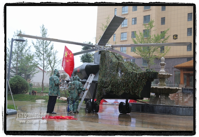 小區(qū)突然出現(xiàn)“飛機(jī)坦克”，其中殲15艦載戰(zhàn)斗機(jī)一架、99式主戰(zhàn)坦克一輛、武直-10武裝直升機(jī)一架，吸引了眾多市民雨中圍觀、合影。