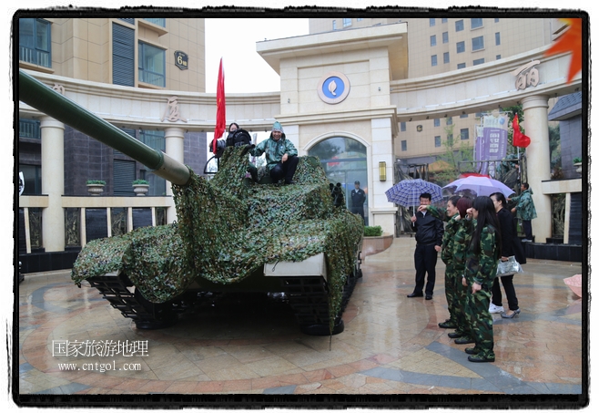 小區(qū)突然出現(xiàn)“飛機(jī)坦克”，其中殲15艦載戰(zhàn)斗機(jī)一架、99式主戰(zhàn)坦克一輛、武直-10武裝直升機(jī)一架，吸引了眾多市民雨中圍觀、合影。