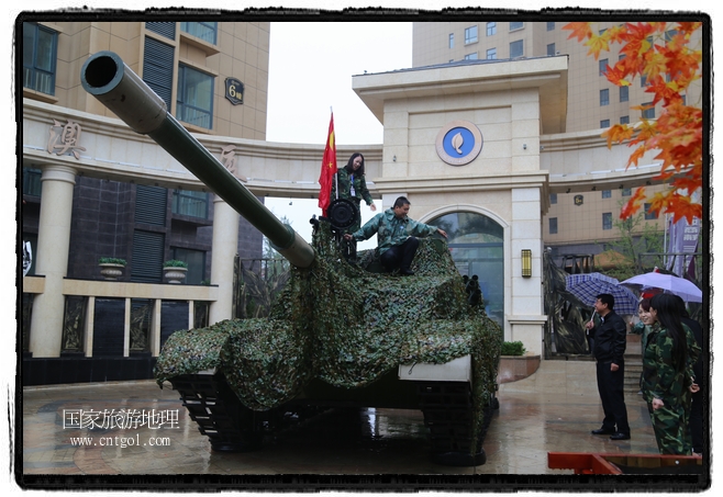 小區(qū)突然出現(xiàn)“飛機(jī)坦克”，其中殲15艦載戰(zhàn)斗機(jī)一架、99式主戰(zhàn)坦克一輛、武直-10武裝直升機(jī)一架，吸引了眾多市民雨中圍觀、合影。