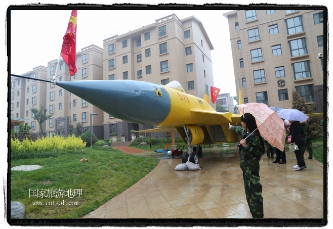 小區(qū)突然出現(xiàn)“飛機(jī)坦克”，其中殲15艦載戰(zhàn)斗機(jī)一架、99式主戰(zhàn)坦克一輛、武直-10武裝直升機(jī)一架，吸引了眾多市民雨中圍觀、合影。