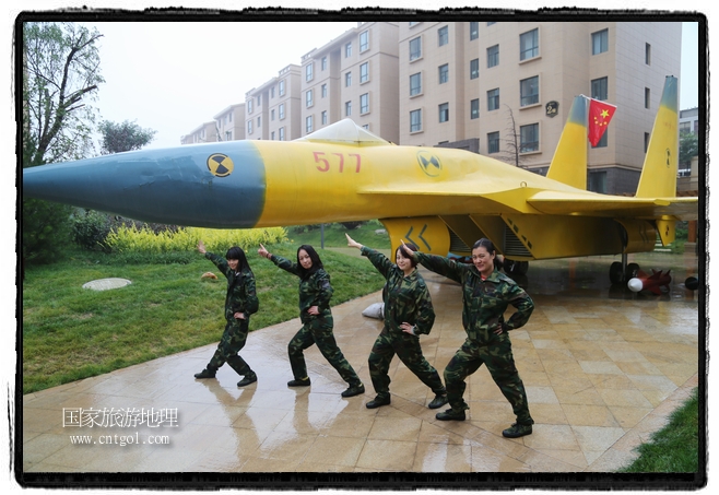 小區(qū)突然出現(xiàn)“飛機(jī)坦克”，其中殲15艦載戰(zhàn)斗機(jī)一架、99式主戰(zhàn)坦克一輛、武直-10武裝直升機(jī)一架，吸引了眾多市民雨中圍觀、合影。