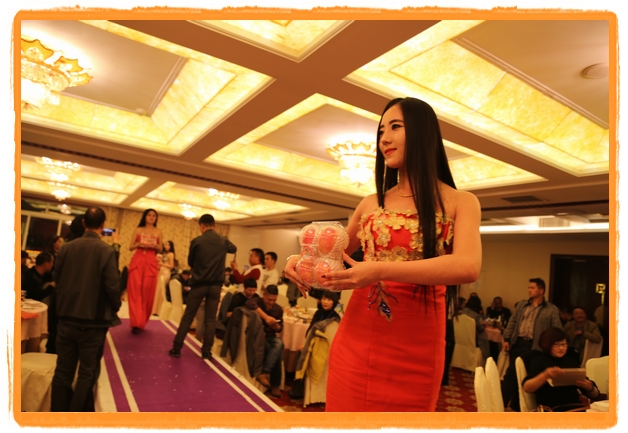 甘肅平?jīng)觯好铨g妹子表演T臺秀 不秀身材秀“金果”(圖)