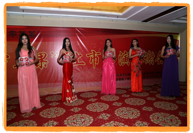 甘肅平?jīng)觯好铨g妹子表演T臺秀 不秀身材秀“金果”(圖)