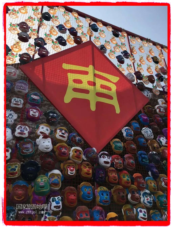 中國規(guī)模最大的猴面具彩繪在南潯古鎮(zhèn)展示。猴子真是今年最紅的動物。 