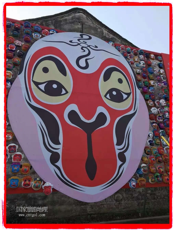 中國規(guī)模最大的猴面具彩繪在南潯古鎮(zhèn)展示。猴子真是今年最紅的動物。 