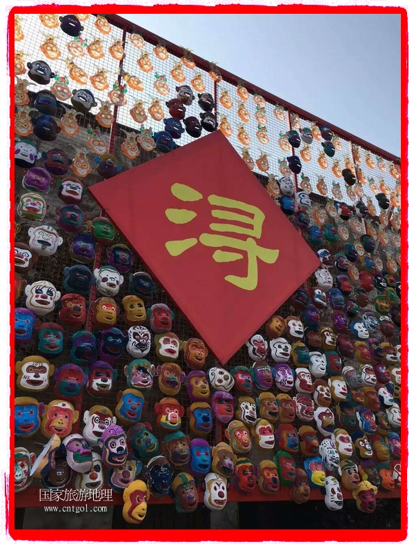 中國規(guī)模最大的猴面具彩繪在南潯古鎮(zhèn)展示。猴子真是今年最紅的動物。 