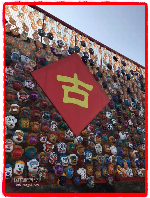 中國規(guī)模最大的猴面具彩繪在南潯古鎮(zhèn)展示。猴子真是今年最紅的動物。 