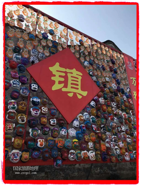 中國規(guī)模最大的猴面具彩繪在南潯古鎮(zhèn)展示。猴子真是今年最紅的動物。 