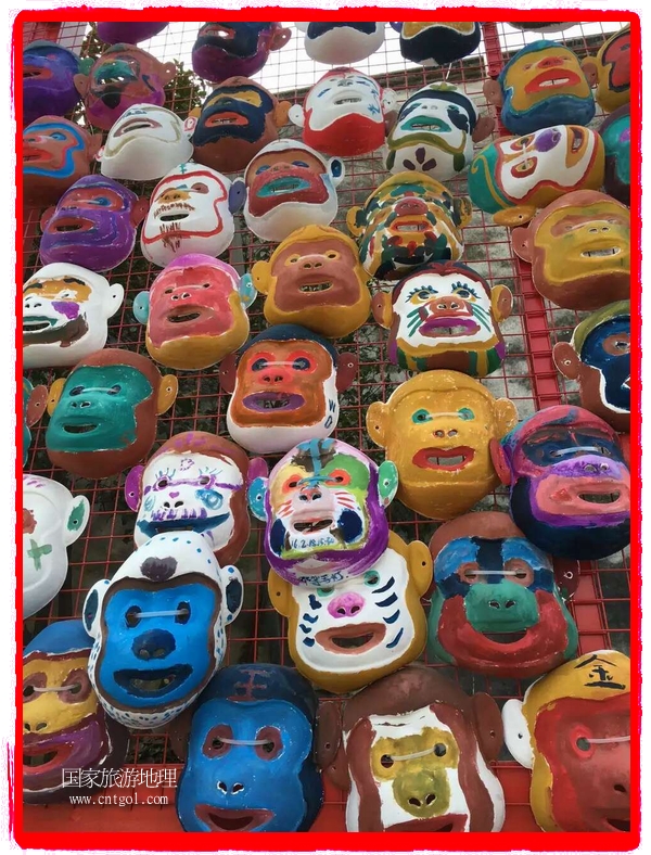 中國規(guī)模最大的猴面具彩繪在南潯古鎮(zhèn)展示。猴子真是今年最紅的動物。 