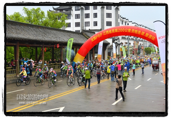 來自江西、安徽、浙江、福建等省市近千名選手參加了比賽，婺源賽道沿途的秀美風(fēng)光和徽派古村落，給參賽選手留下美好的印象。