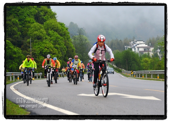 來自江西、安徽、浙江、福建等省市近千名選手參加了比賽，婺源賽道沿途的秀美風(fēng)光和徽派古村落，給參賽選手留下美好的印象。