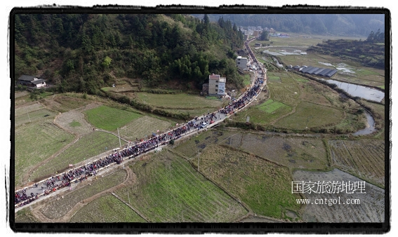 1700桌合攏宴，總長(zhǎng)3.7公里，10380人同桌就餐，創(chuàng)歷史之最