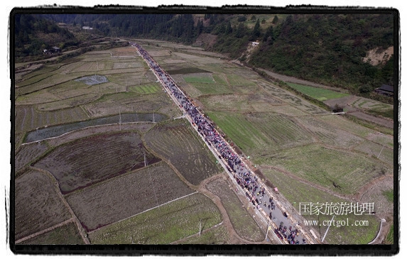 1700桌合攏宴，總長(zhǎng)3.7公里，10380人同桌就餐，創(chuàng)歷史之最